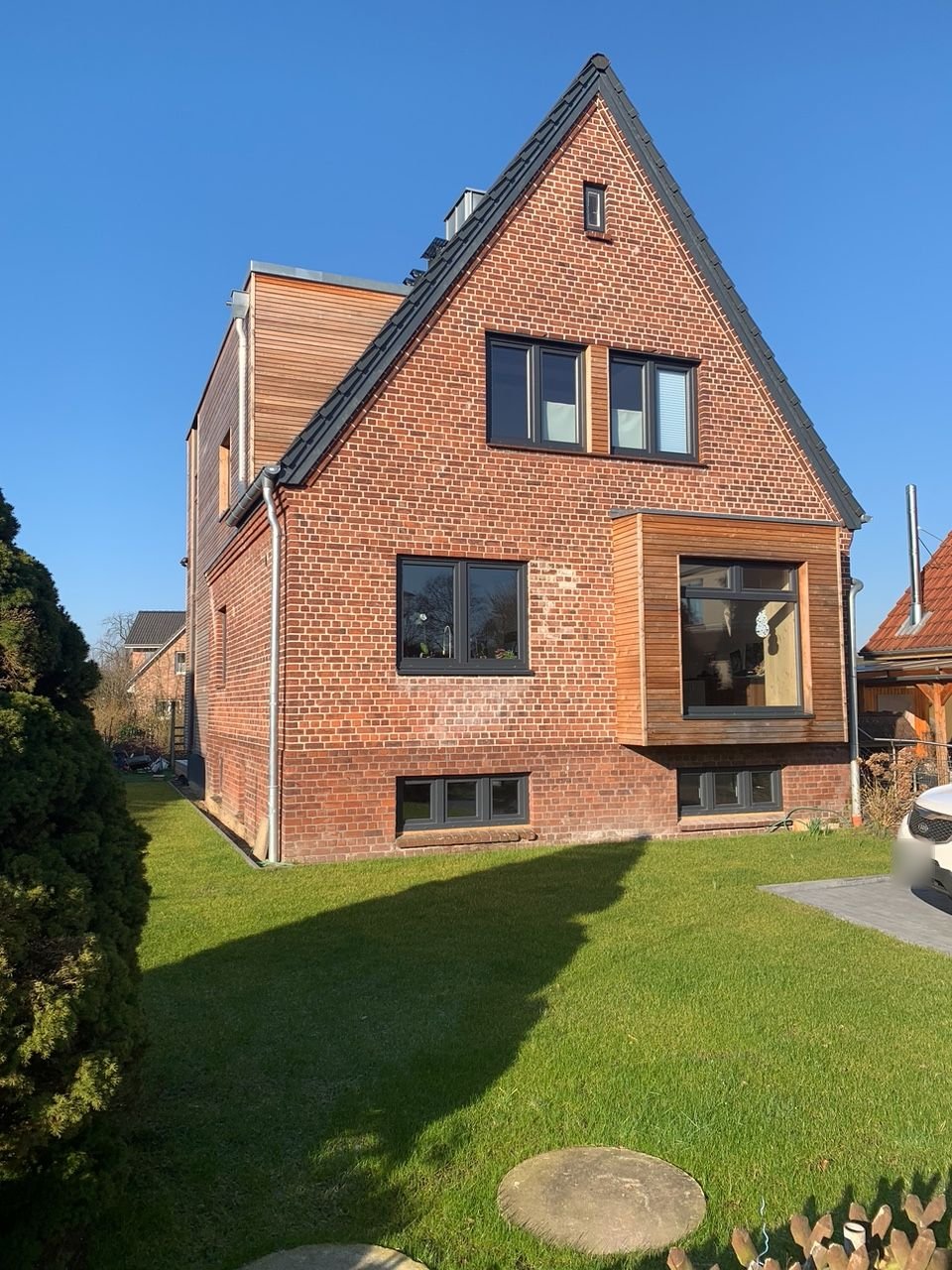 Einfamilienhaus Pinneberg – Gartenansicht mit Anbau