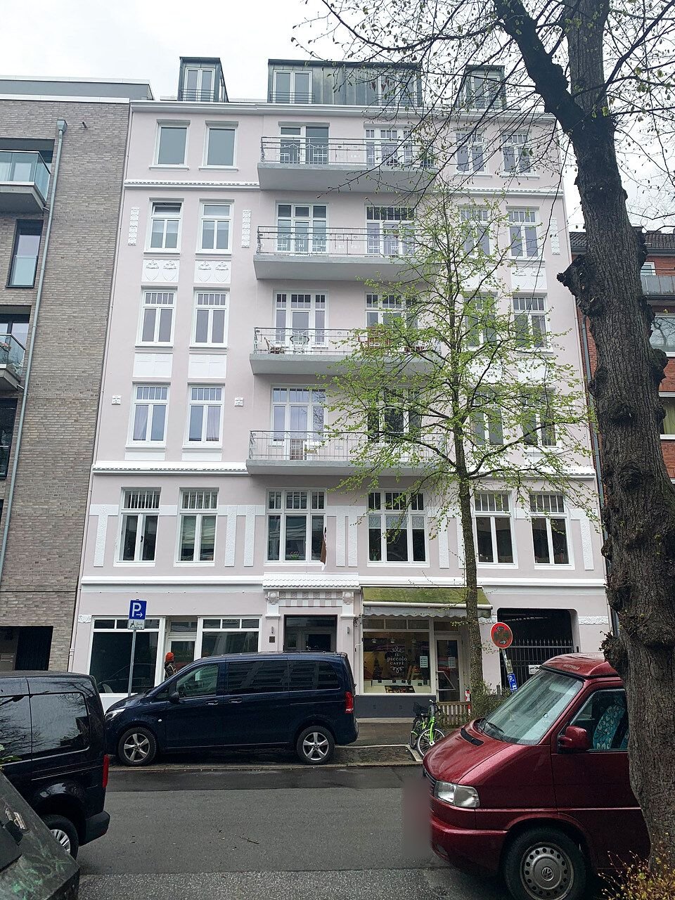 Fassadensanierung Eppendorf – sanierte Gründerzeitfassade in Altrosa