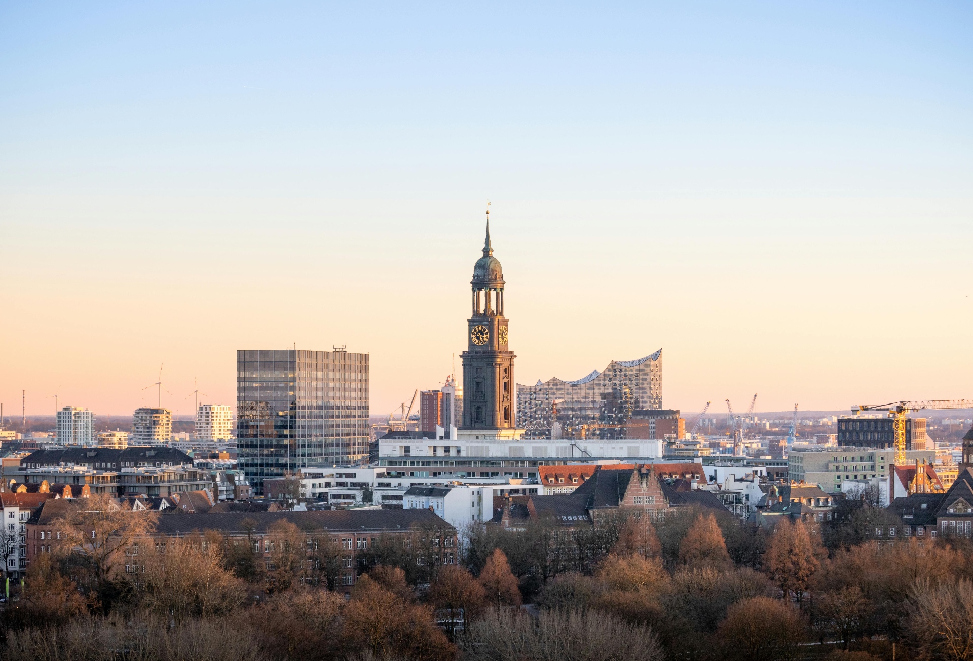 Blick über Hamburg mit Michel und Elbphilharmonie