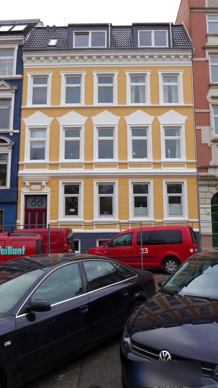 Mehrfamilienhaus Ottensen – sanierte Straßenfassade in Ocker