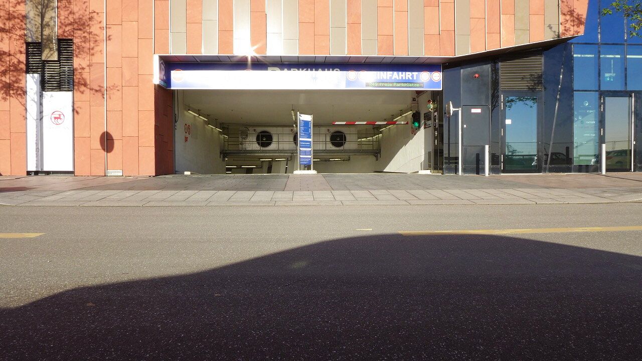 Überseequartier – Einfahrt Parkhaus von der Straße