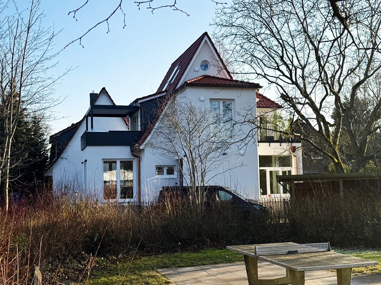 Wohnhaus Poppenbüttel – sanierte Gartenfassade mit Balkon und neuem Dach